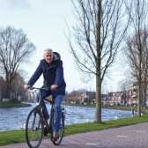 Arie Janssen op de fiets door Leiderdorp.jpeg